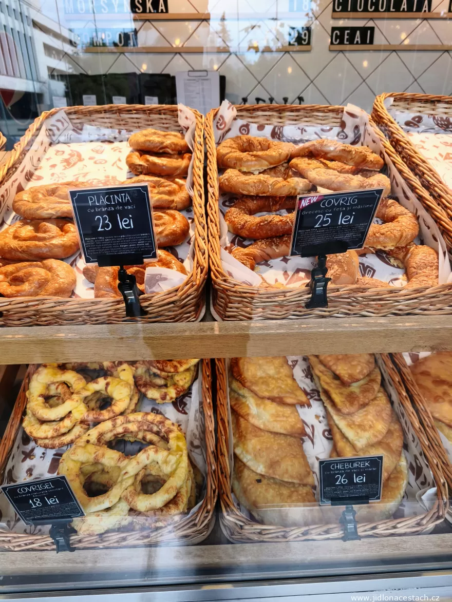 Túrós plăcintă: spirál egy covrig és egy csebureki mellett. Túrós plăcintă: spirál egy covrig és egy csebureki mellett.