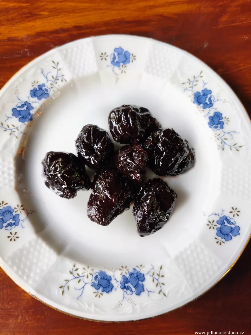 Prune umplute cu nuci: ameixas com nozes embebidas em vinho tinto. Prune umplute cu nuci: ameixas com nozes embebidas em vinho tinto.
