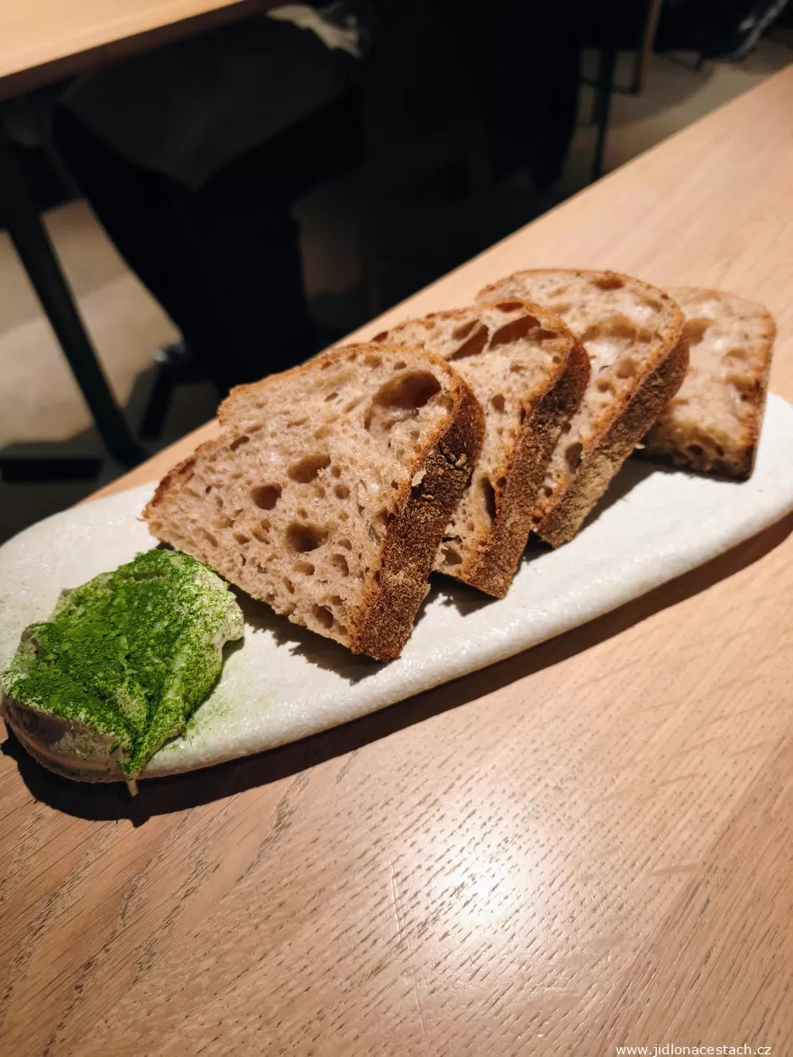 Alma: kváskový chléb z KRO Bakery se šlehaným máslem (65 Kč).