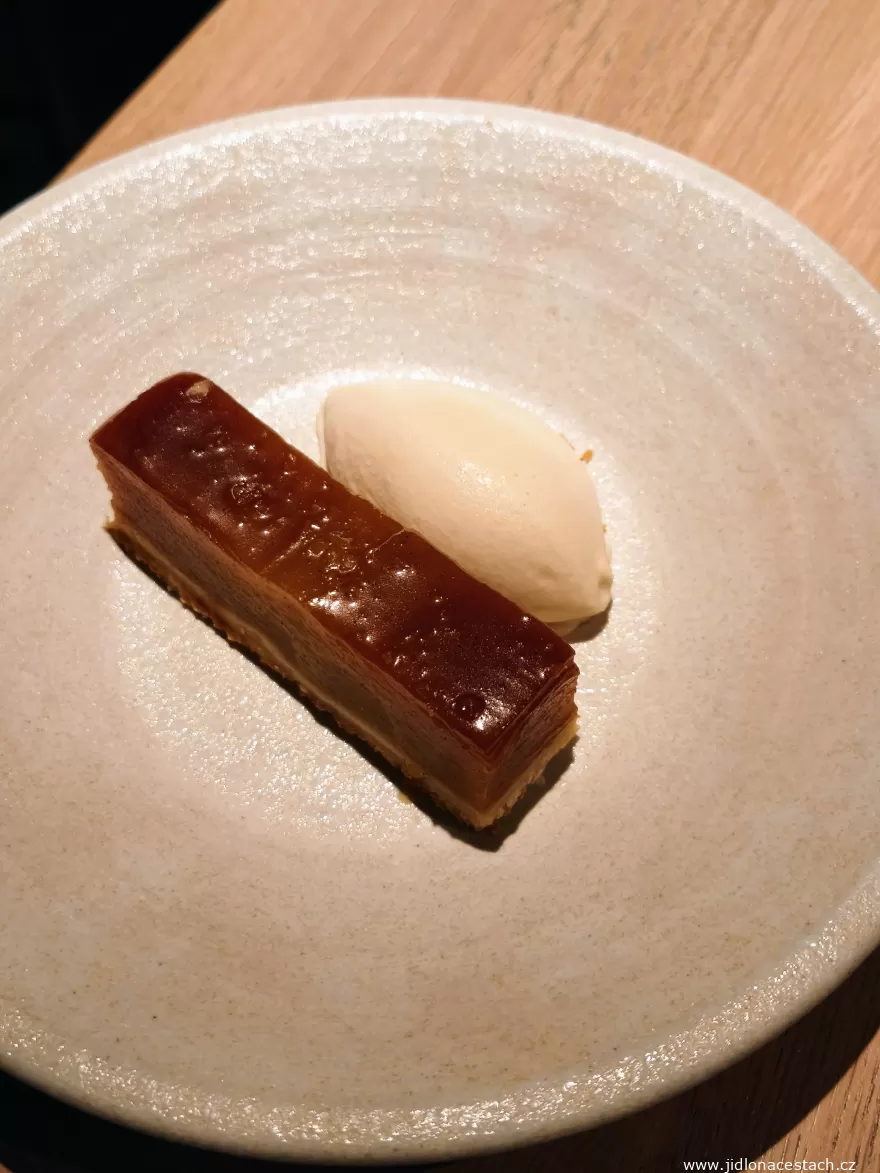 Alma: jablečný tarte tatin se zmrzlinou z uzeného medu (275 Kč).