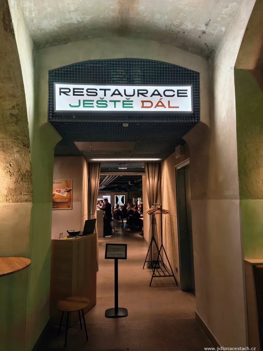 Alma: vstup do restaurace chodbou pod klenbou. Alma: vstup do restaurace chodbou pod klenbou.