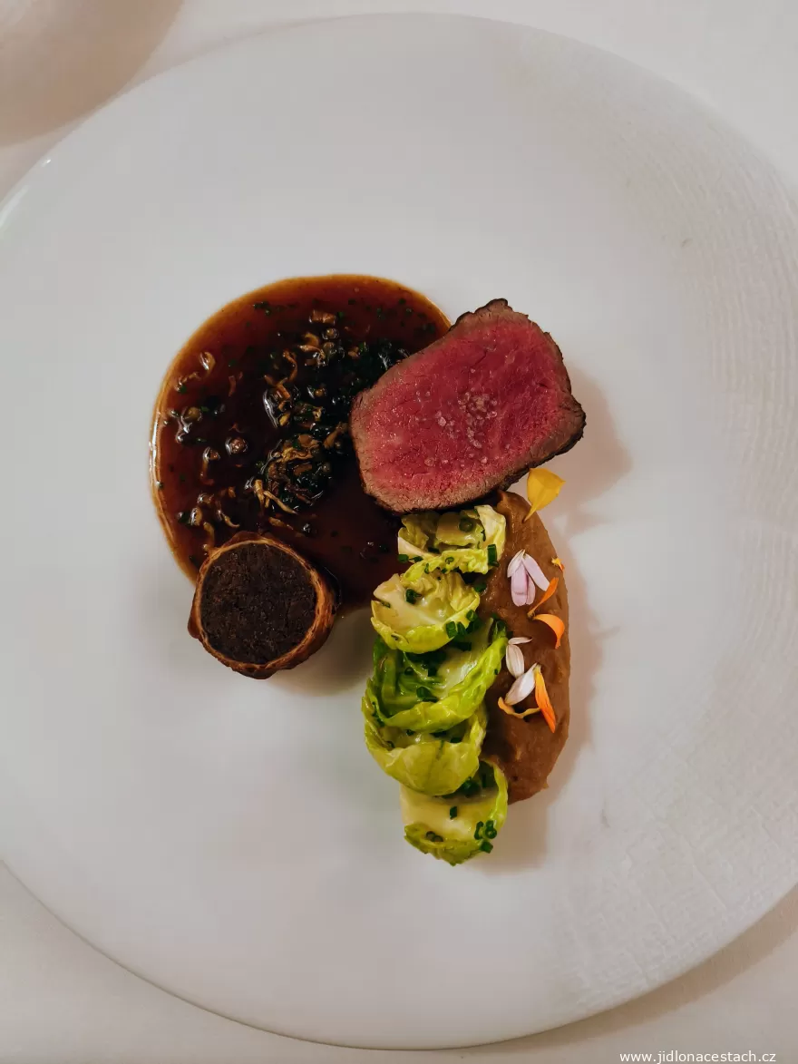 Striploin steak and beef short rib: the fourth course of the menu. Striploin steak and beef short rib: the fourth course of the menu.
