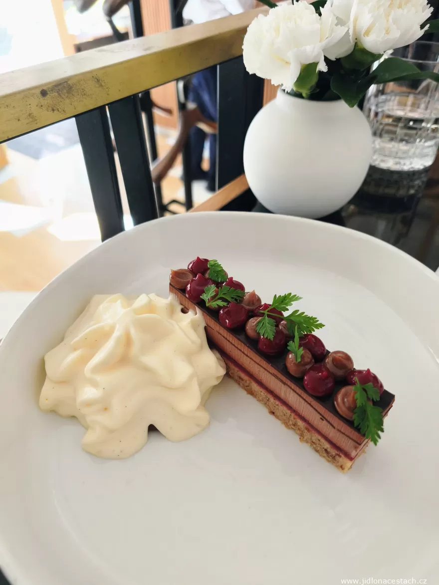 チョコレートケーキ。ヌガーのクレムーとラズベリーを添えたD34のデザート。 チョコレートケーキ。ヌガーのクレムーとラズベリーを添えたD34のデザート。