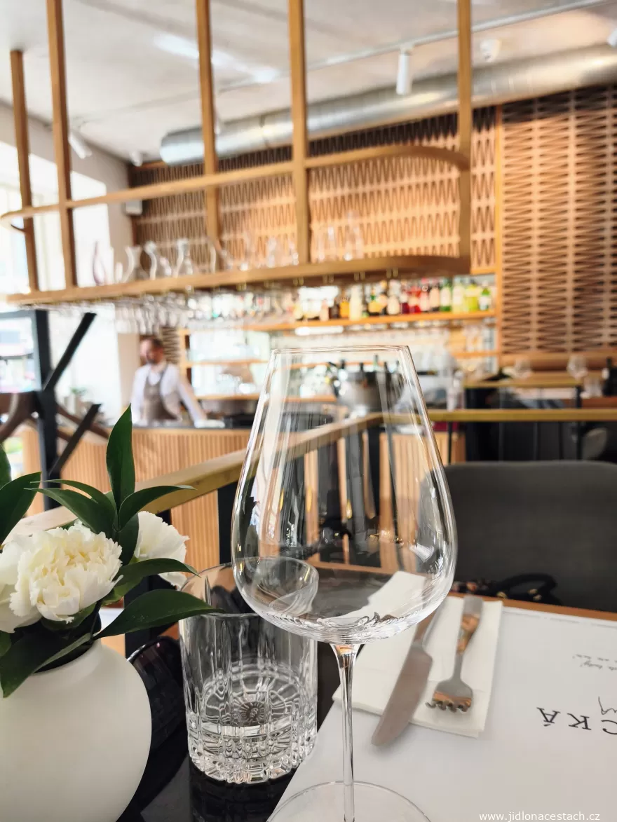 Reštaurácia Dejvická 34: prestretý stôl a bar. Reštaurácia Dejvická 34: prestretý stôl a bar.