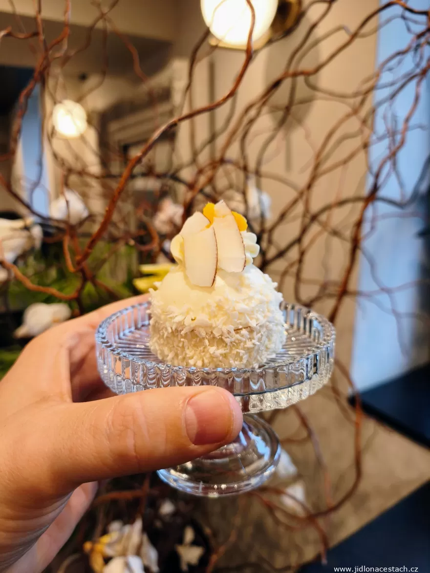 Občanská plovárna: coconut mini dessert. Občanská plovárna: coconut mini dessert.