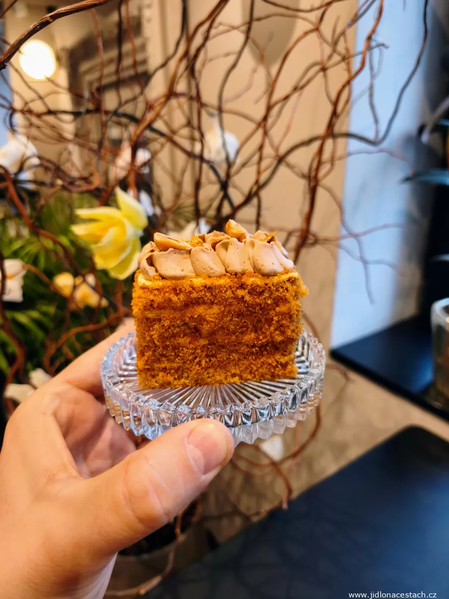 Občanská plovárna: a mini portion of honey cake with caramel cream.