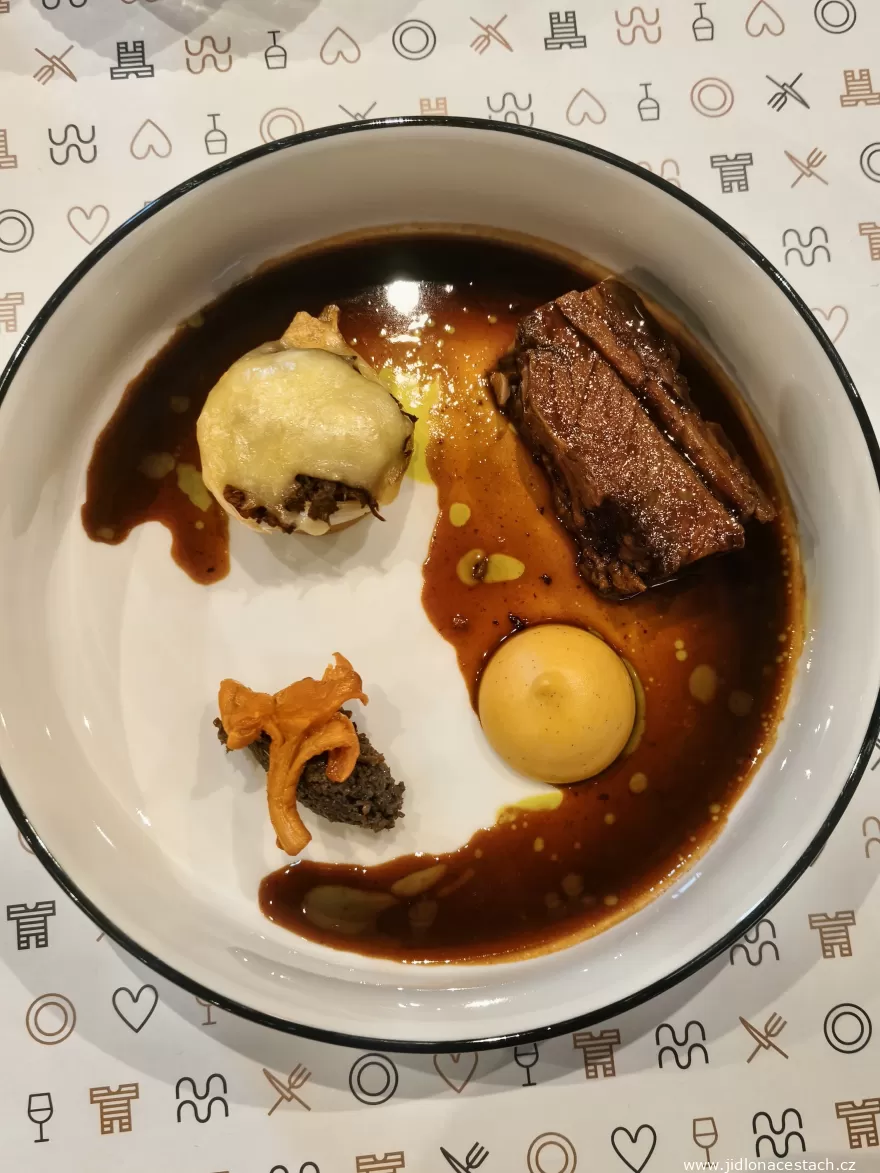 Občanská plovárna: beef rib with parsnip purée, stuffed onion and demi-glace. Občanská plovárna: beef rib with parsnip purée, stuffed onion and demi-glace.