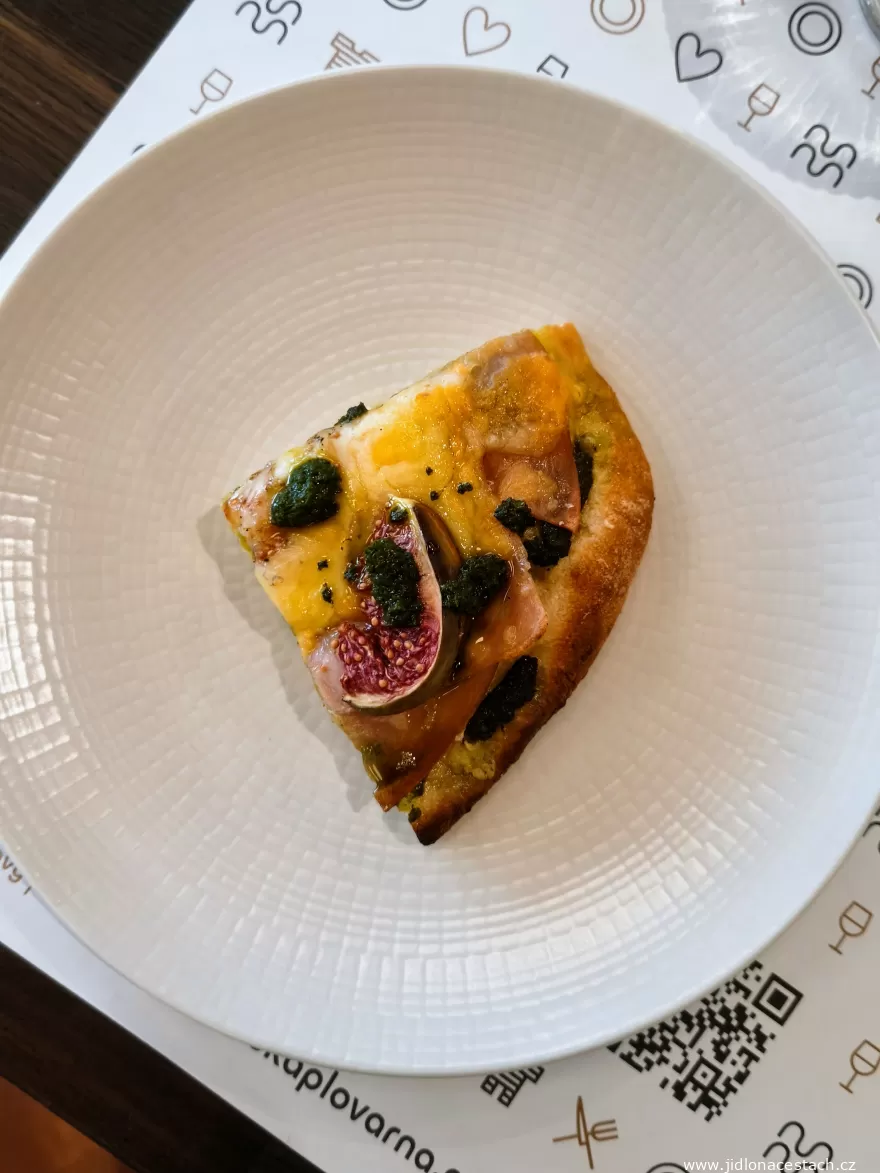 Občanská plovárna: seasonal pinsa with figs, ham and basil pesto. Občanská plovárna: seasonal pinsa with figs, ham and basil pesto.