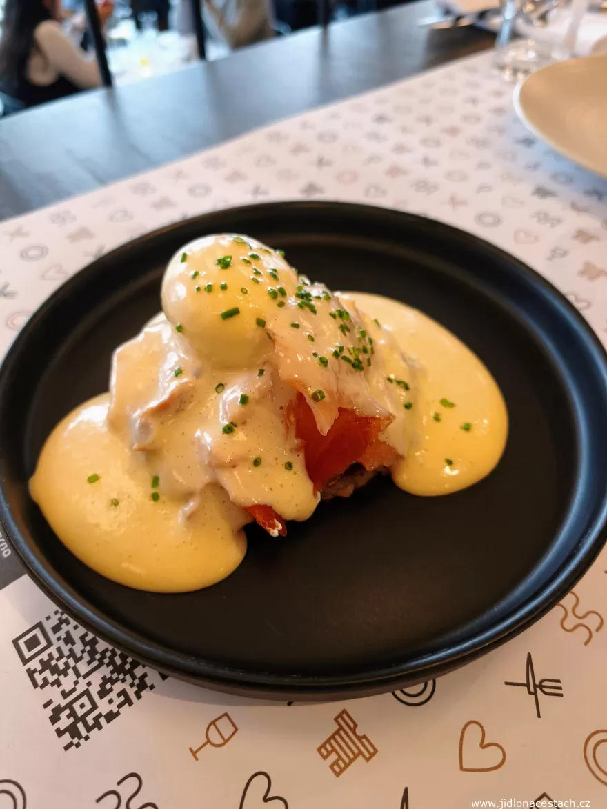 Občanská plovárna: eggs Benedict with smoked salmon and hollandaise sauce. Občanská plovárna: eggs Benedict with smoked salmon and hollandaise sauce.