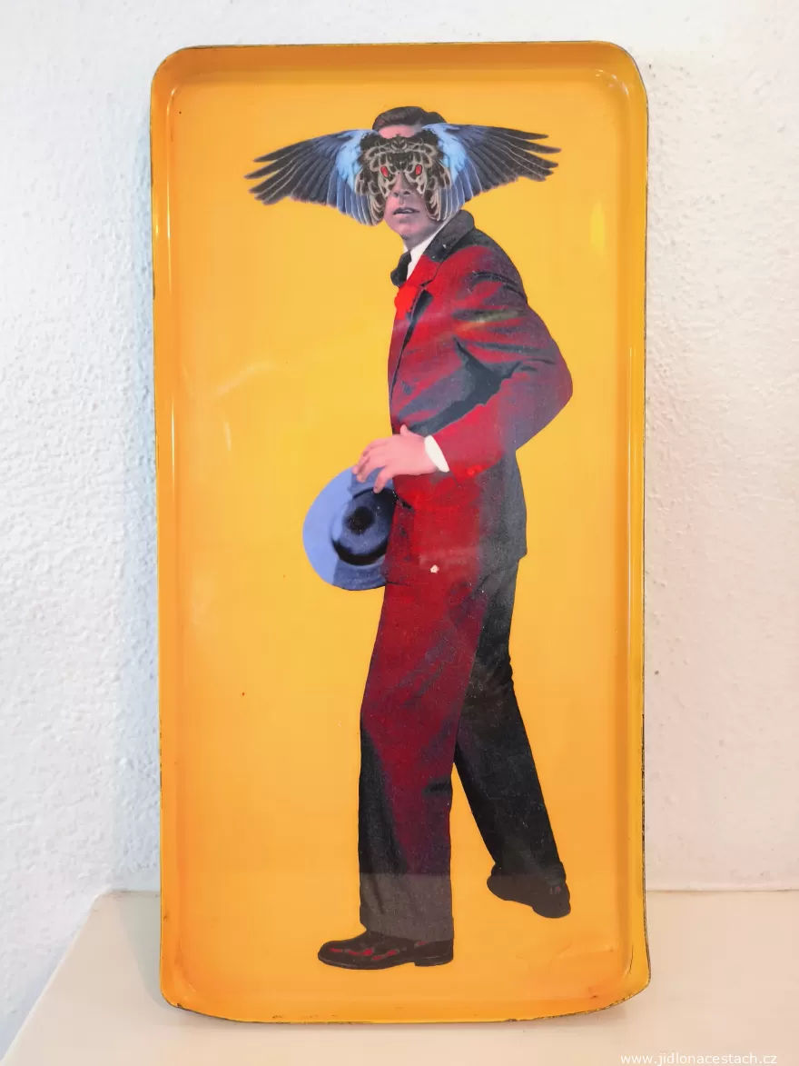 Sansho: Collage eines Mannes mit Mottenkopf.