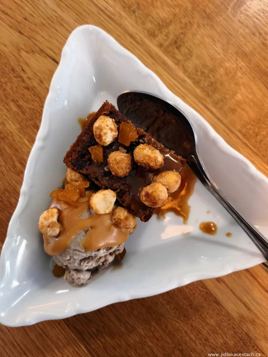 Sansho: Sticky Toffee Pudding mit Bananeneis (195 CZK/7,80 EUR).