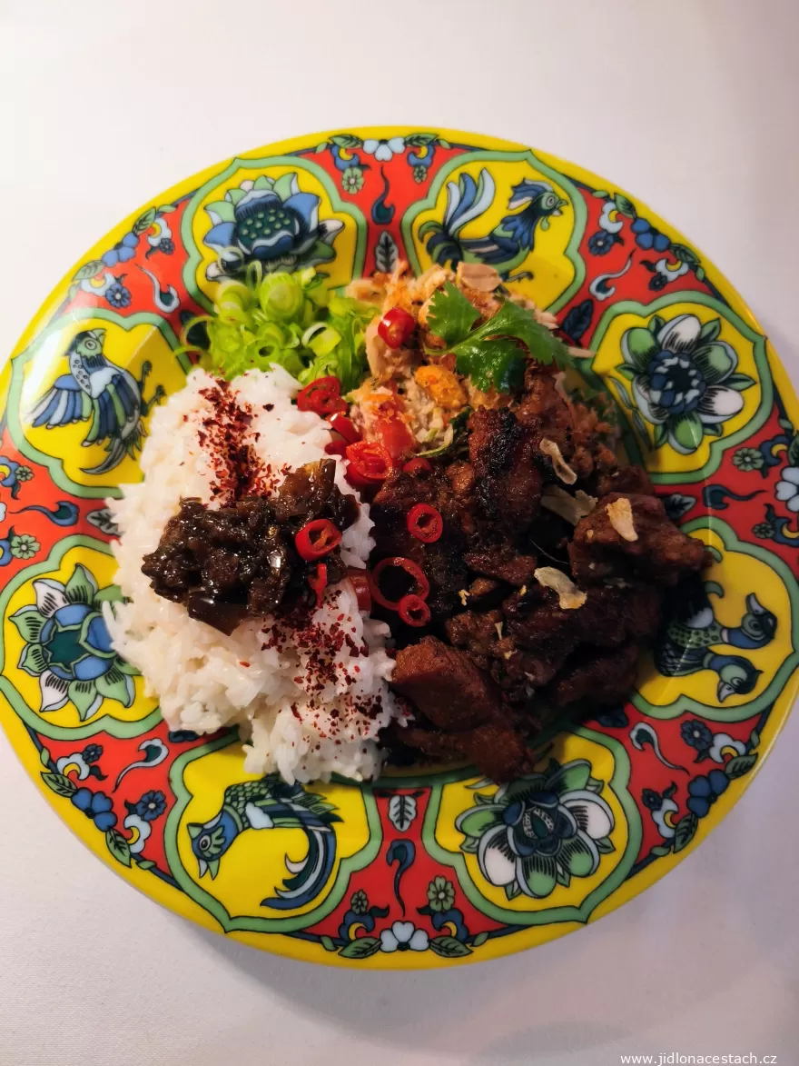 Sansho: karamellisiertes Schweinefleisch mit Reis (495 CZK/19,80 EUR).