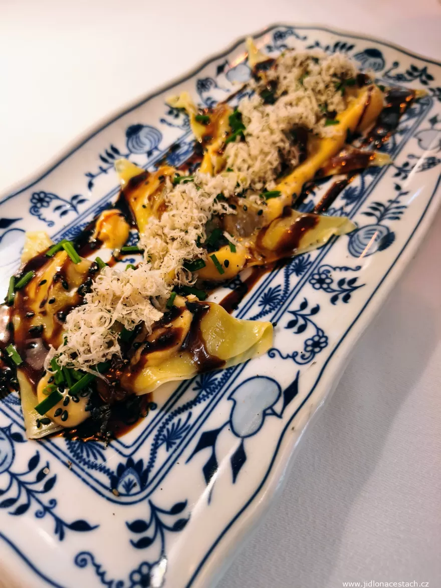 Sansho: Teigtaschen mit Steinpilzen und schwarzem Trüffel (325 CZK/13 EUR). Sansho: Teigtaschen mit Steinpilzen und schwarzem Trüffel (325 CZK/13 EUR).