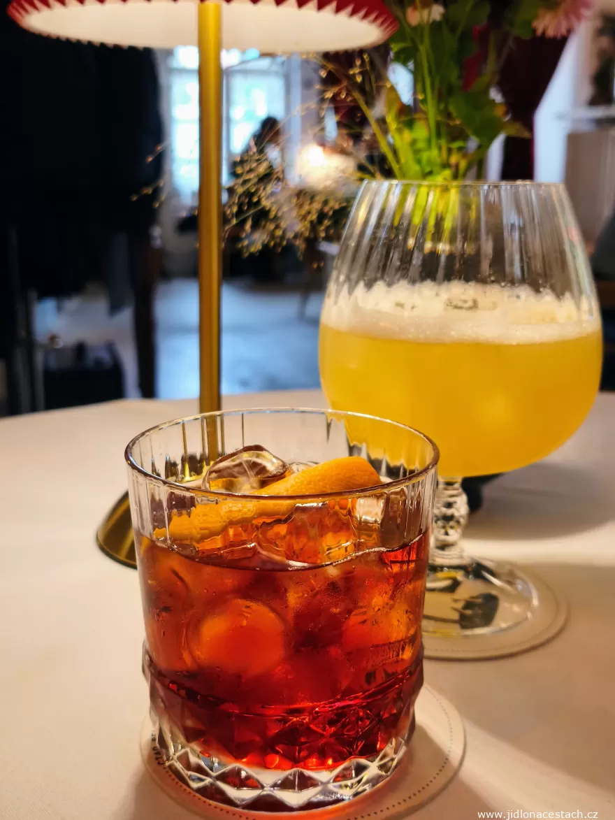 Sansho: Cocktails Mezcal Negroni (275 CZK/11 EUR) und Yuzu Elderflower Fizz (325 CZK/13 EUR). Sansho: Cocktails Mezcal Negroni (275 CZK/11 EUR) und Yuzu Elderflower Fizz (325 CZK/13 EUR).