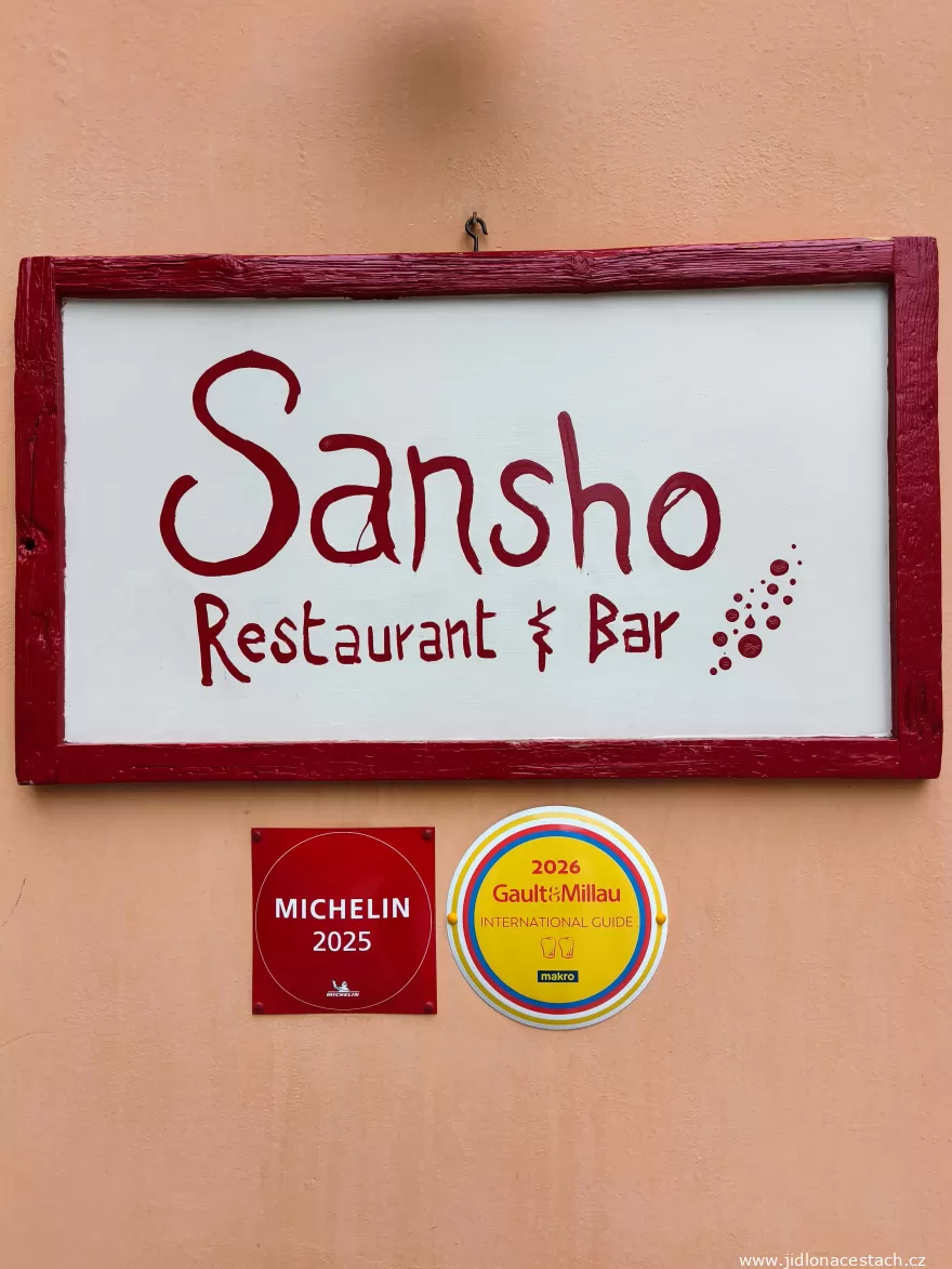 Sansho: Aushängeschild mit den Plaketten von Michelin und Gault&Millau.