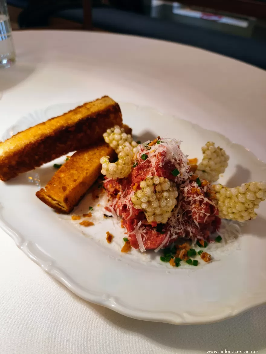 Sansho: Rindertatar mit Koriander-Crackern und Pecorino (375 CZK/15 EUR).