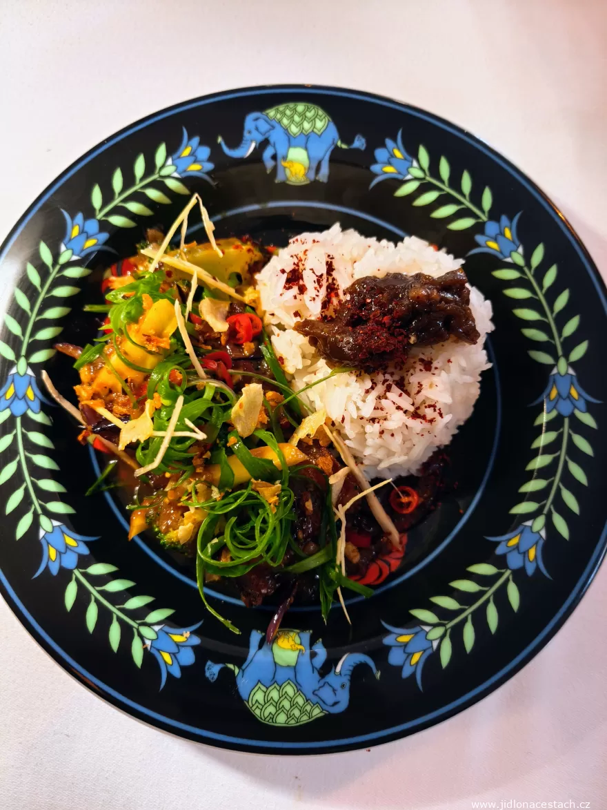 Sansho: Schweinebauch mit Brokkoli und Reis (475 CZK/19 EUR).
