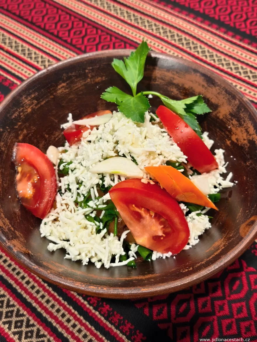 Salată ca la Sud: pečená zelenina pod strouhanou ovčí brynzou. Salată ca la Sud: pečená zelenina pod strouhanou ovčí brynzou.