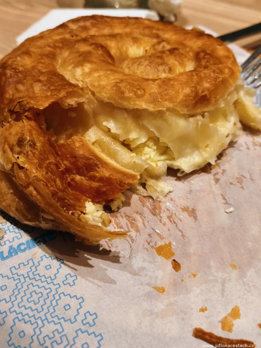 Saralie cu brânză de oi: kettétörve, belül a sajttal.