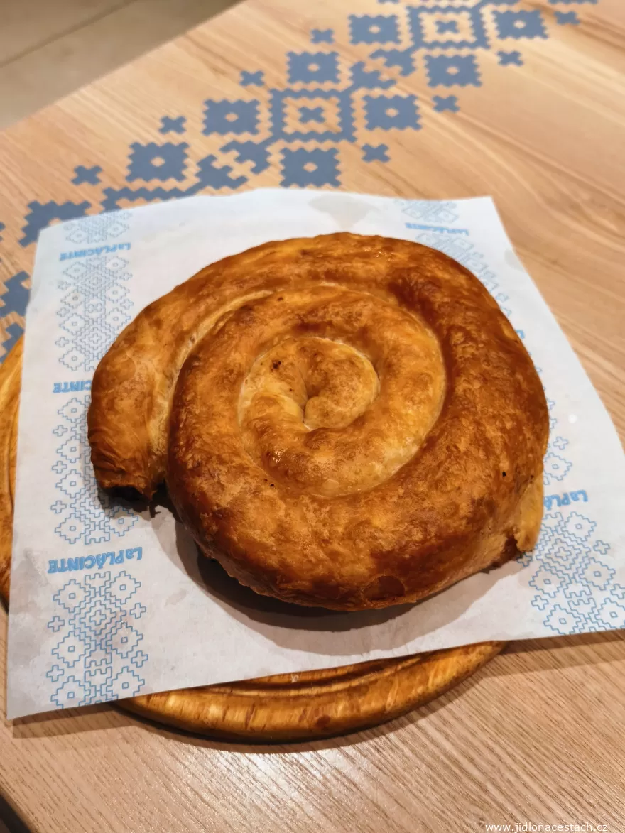 Saralie cu brânză de oi: óriási tekert plăcintă juhsajttal.