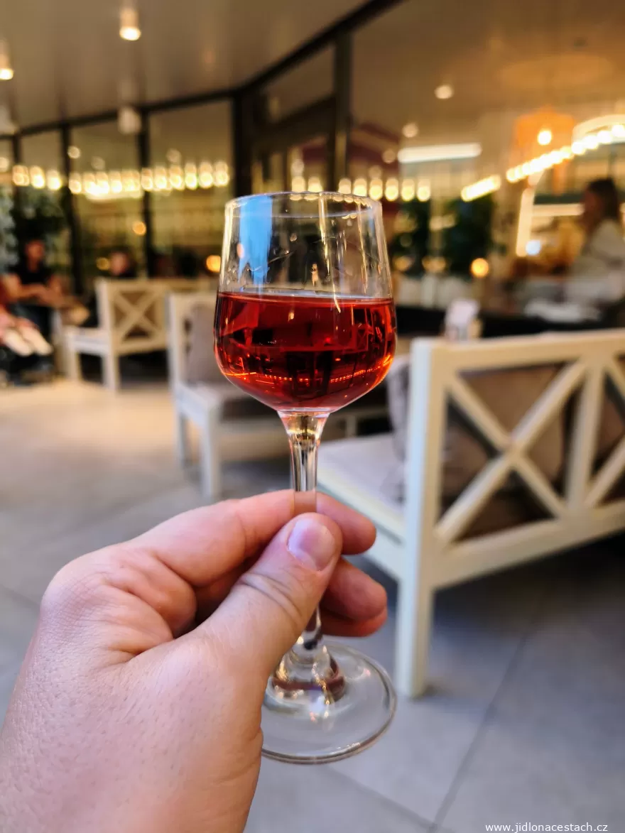 Trandafirată: il liquore di petali di rosa. Trandafirată: il liquore di petali di rosa.