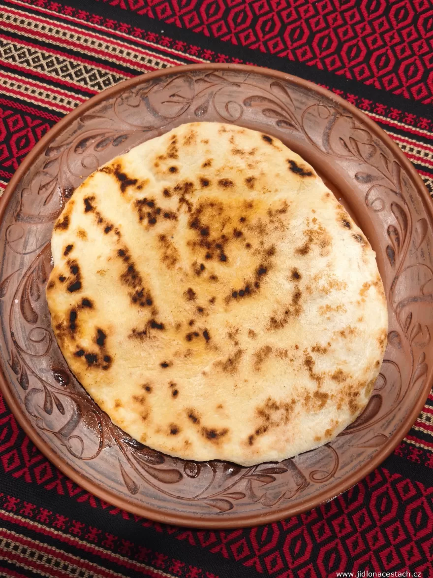 Turte de casă: um pão caseiro inteiro. Turte de casă: um pão caseiro inteiro.