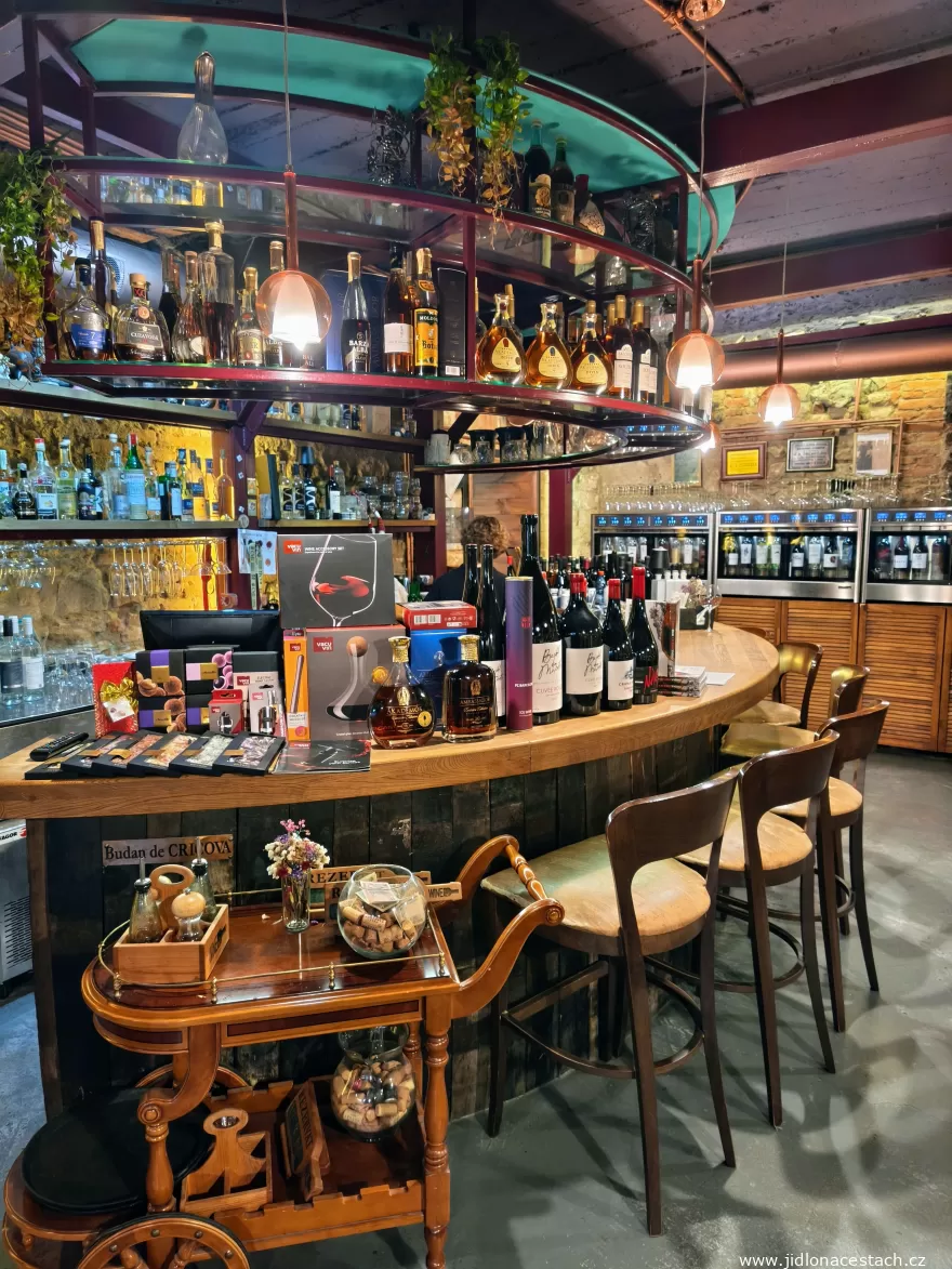 A chișinăui Wine.md kóstolóterem: bárpult moldovai borokkal és divinekkel, hátul önkiszolgáló Enomatic automaták. A chișinăui Wine.md kóstolóterem: bárpult moldovai borokkal és divinekkel, hátul önkiszolgáló Enomatic automaták.