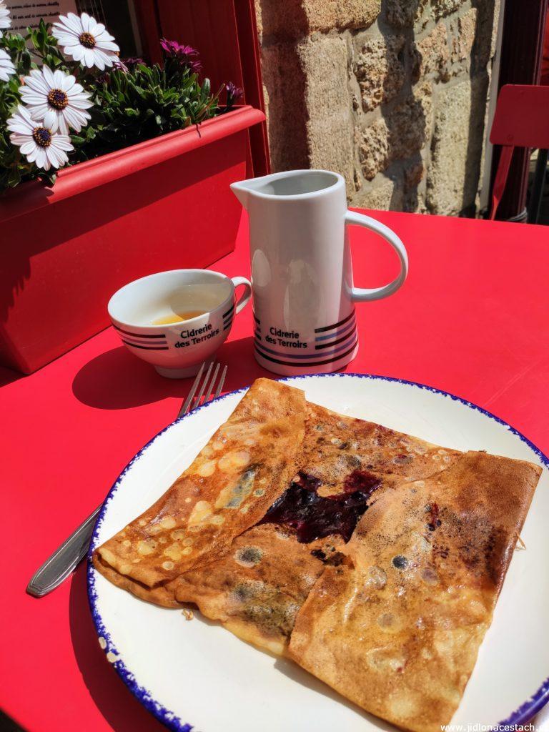 Crêpes, typické francouzské palačinky. Tyto jsou z Crêperie Tante Germaine v bretaňském městečku Le Croisic. K palačinkám samozřejmě patří i místní cider. Crêpes, typické francouzské palačinky. Tyto jsou z Crêperie Tante Germaine v bretaňském městečku Le Croisic. K palačinkám samozřejmě patří i místní cider.
