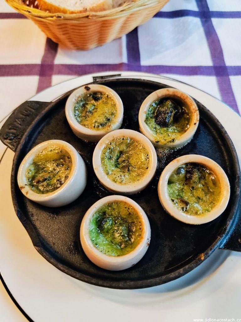 Escargots. Šneci pečení s bylinkovým máslem, typický francouzský předkrm. Escargots. Šneci pečení s bylinkovým máslem, typický francouzský předkrm.