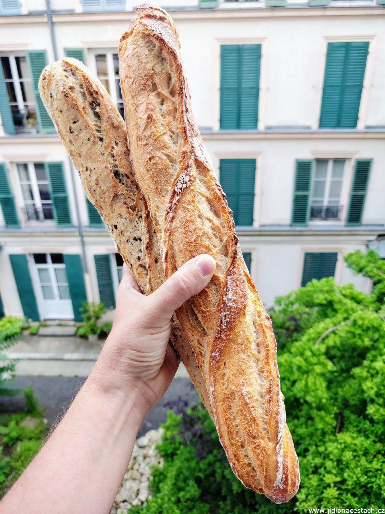 Křupavá francouzská bageta. Pro mnohé jeden z gastronomických symbolů Francie. Křupavá francouzská bageta. Pro mnohé jeden z gastronomických symbolů Francie.