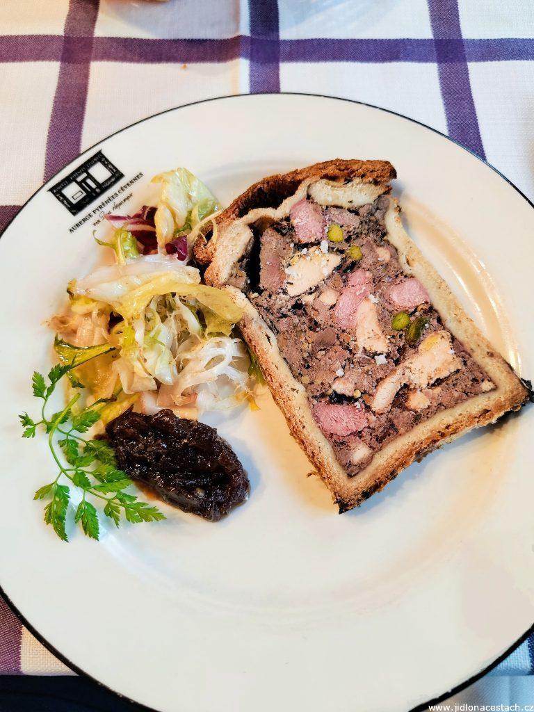 Pâté en croûte, masová paštika zapečená v těstě. Typický francouzský předkrm. Pâté en croûte, masová paštika zapečená v těstě. Typický francouzský předkrm.