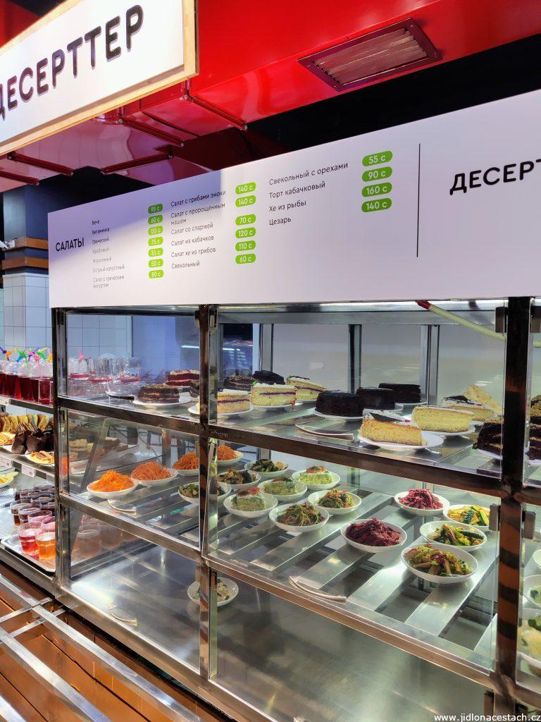 Nabídka salátů a dezertů v jídelně Buffet na ulici Chuy v Biškeku. Nabídka salátů a dezertů v jídelně Buffet na ulici Chuy v Biškeku.