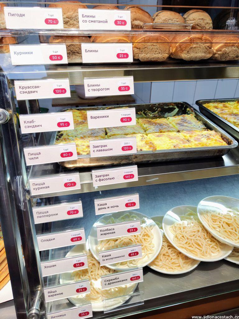 Malá část nabídky hotových pokrmů v jídelně Buffet na ulici Chuy v Biškeku. Malá část nabídky hotových pokrmů v jídelně Buffet na ulici Chuy v Biškeku.