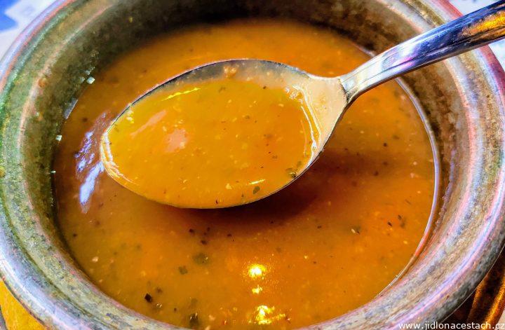 Ezogelin çorbası: turecká polévka z čočky a bulguru