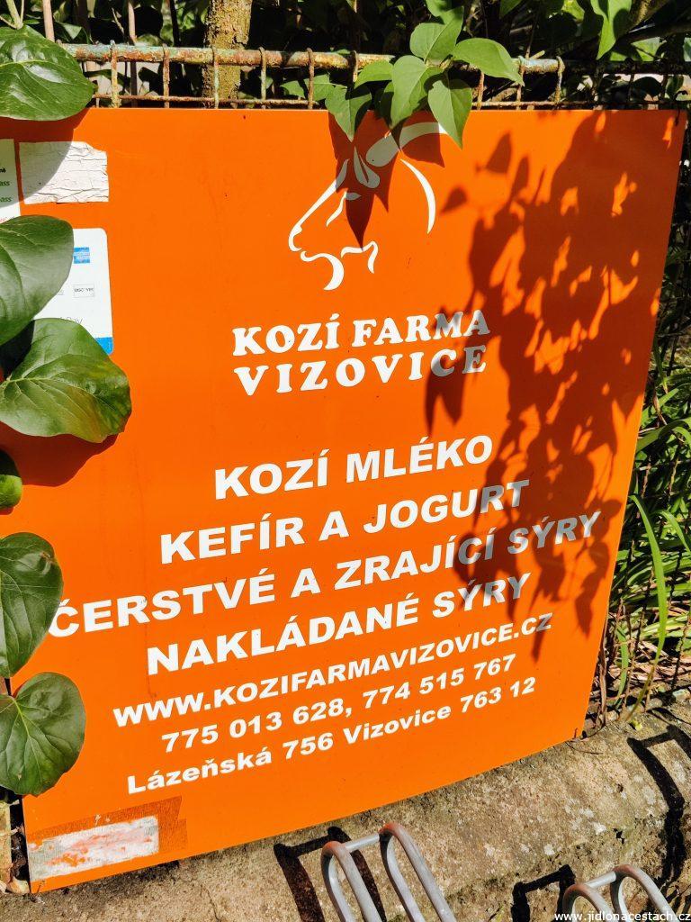 Kozí farma Vizovice: nepřehlédnutelná cedule u cesty upozorňující na farmu. Kozí farma Vizovice: nepřehlédnutelná cedule u cesty upozorňující na farmu.