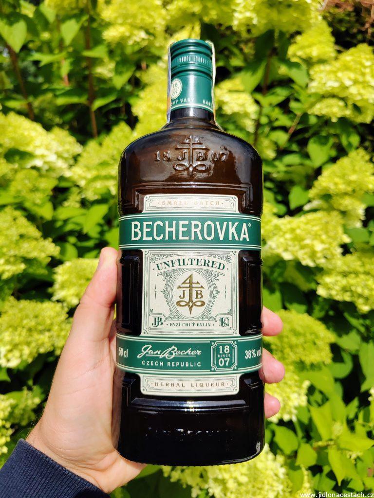 Bylinný likér Becherovka v nefiltrovanej verzii. Bylinný likér Becherovka v nefiltrovanej verzii.