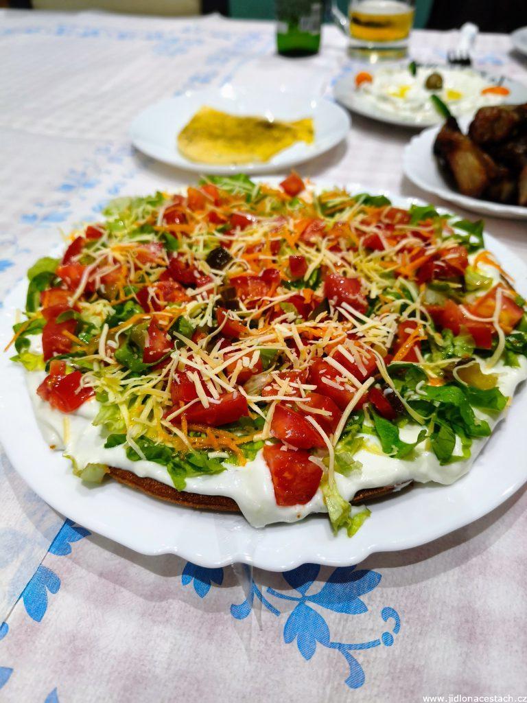 Bohatě zdobený kukuřičný chléb bukë misri.