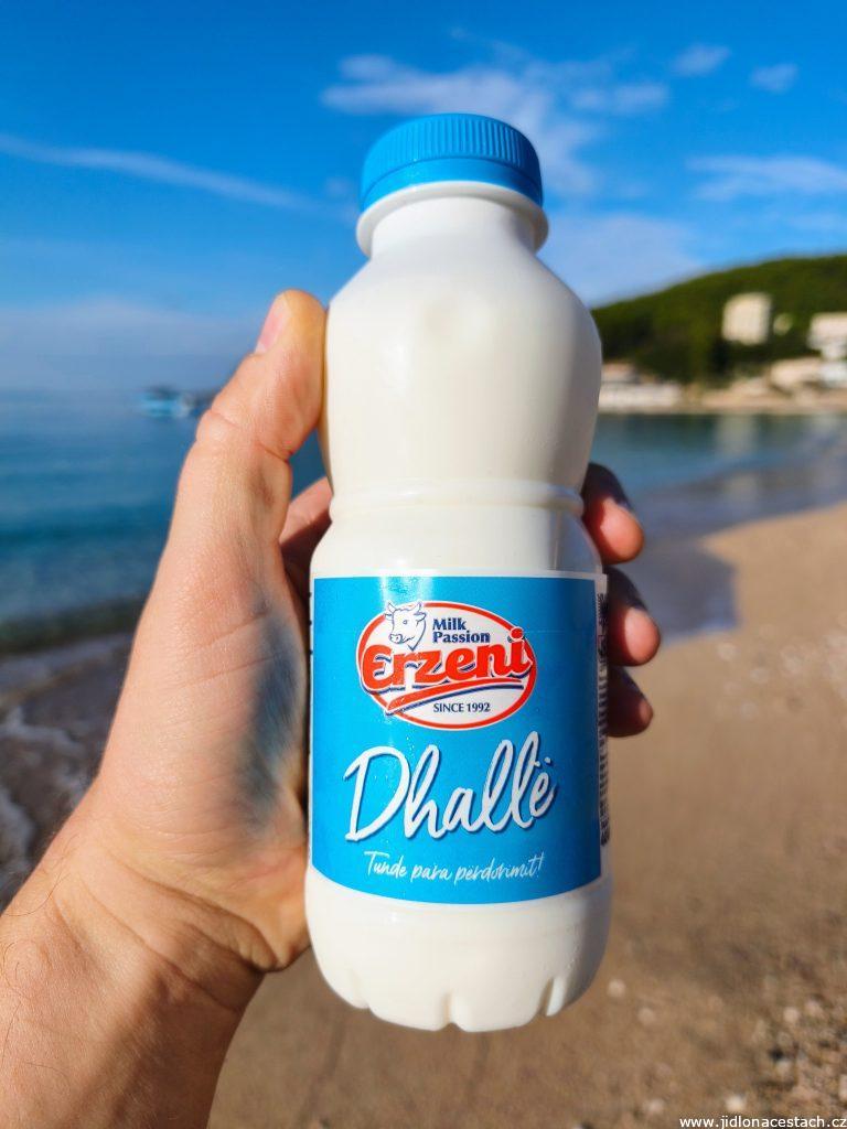 Dhallë: tradiční albánský jogurtový nápoj. Dhallë: tradiční albánský jogurtový nápoj.