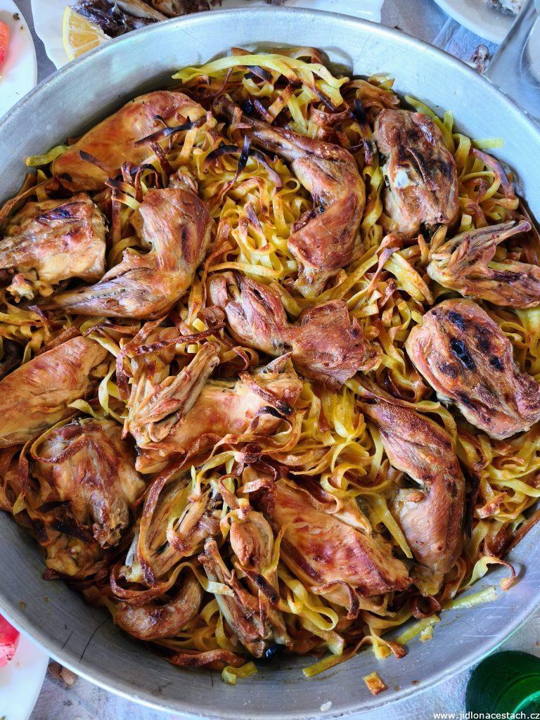 Typické albánske jedlo: zapekané cestoviny jufka s kuracím mäsom (jufka me pule).