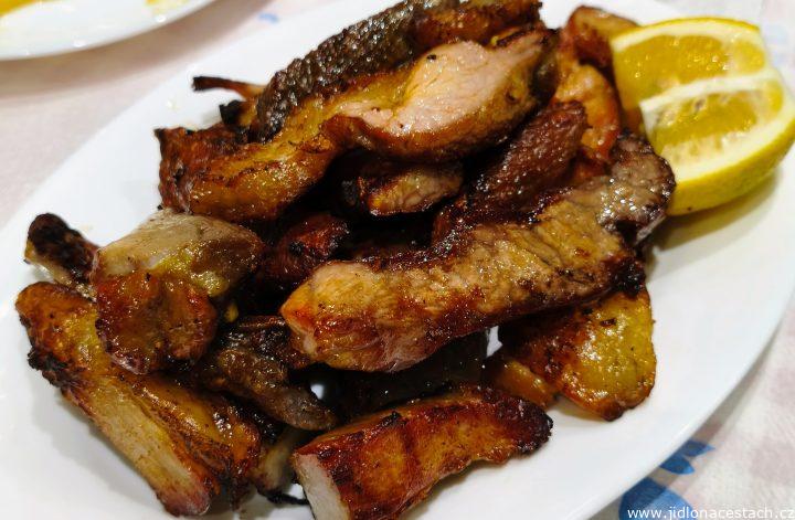 Mish gici i thatë: grilované sušené vepřové maso