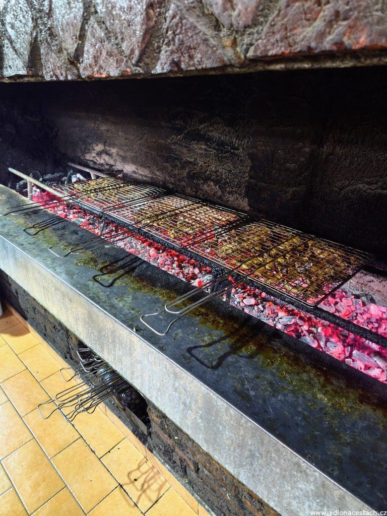 Mish gici i thatë: grilovanie sušeného mäsa.