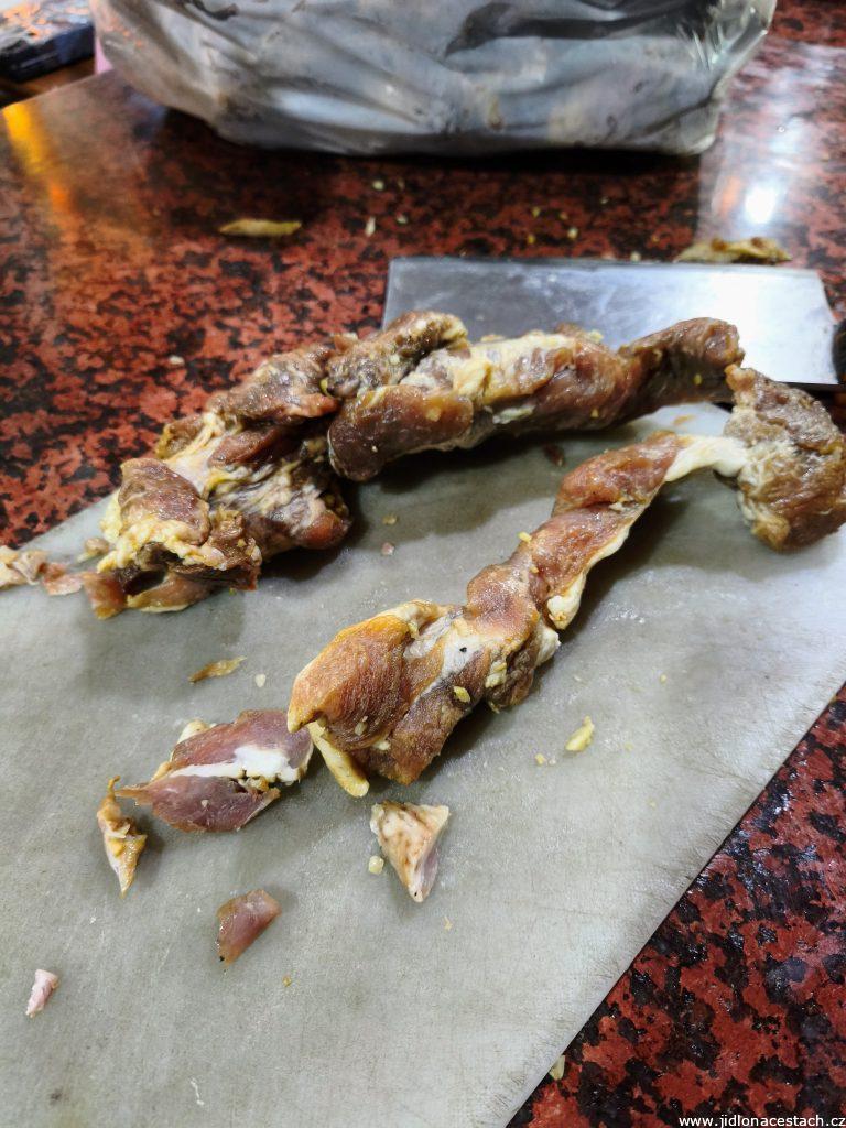 Mish gici i thatë: sušené mäso pripravené na krájanie pred grilovaním.