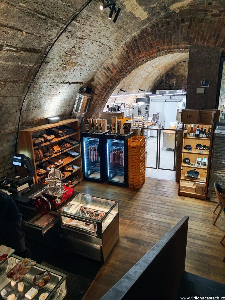 Restaurace 420: pekárna a uzenářství jsou umístěny ve sklepech ze 14. století. Restaurace 420: pekárna a uzenářství jsou umístěny ve sklepech ze 14. století.