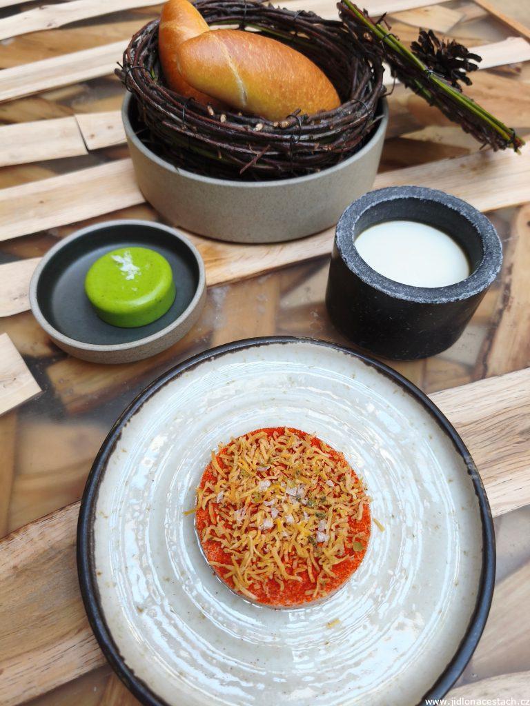 Restaurace 420, pozdrav z kuchyně: métský salám se smaženým křenem, pepřem a solí, máslo s libečkem, polévka, rohlíky a škvarkové pagáče. Restaurace 420, pozdrav z kuchyně: métský salám se smaženým křenem, pepřem a solí, máslo s libečkem, polévka, rohlíky a škvarkové pagáče.