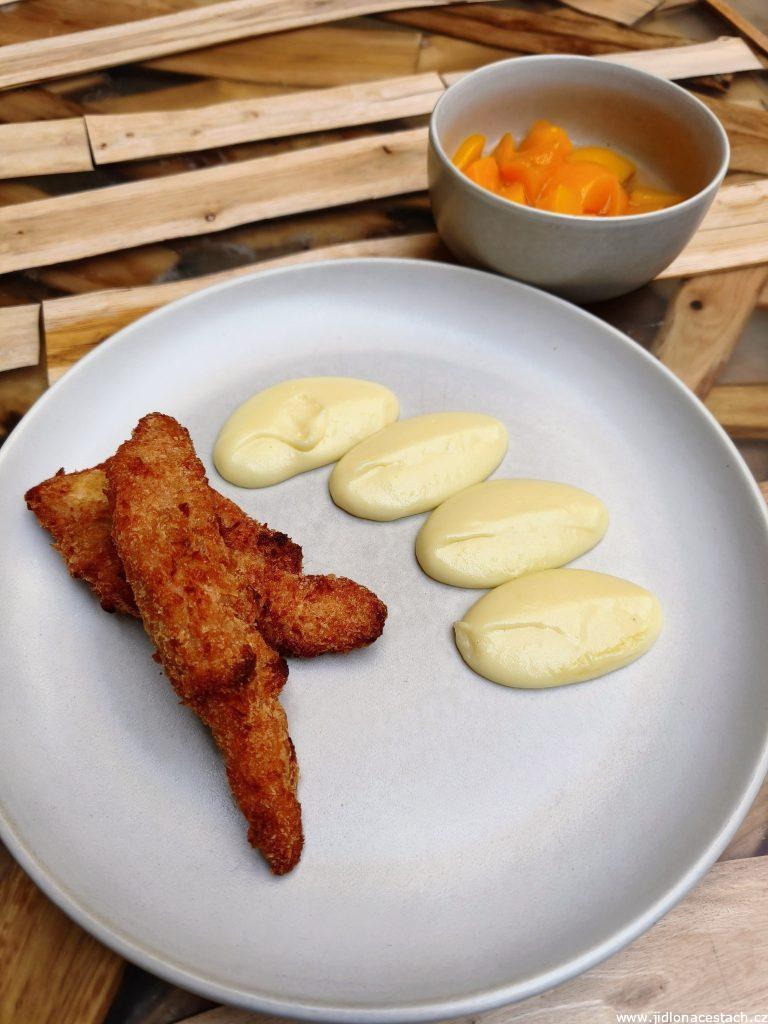 Restaurace 420, dětské menu: smažené kuřecí řízečky s bramborovou kaší, broskvový kompot (225 Kč). Restaurace 420, dětské menu: smažené kuřecí řízečky s bramborovou kaší, broskvový kompot (225 Kč).