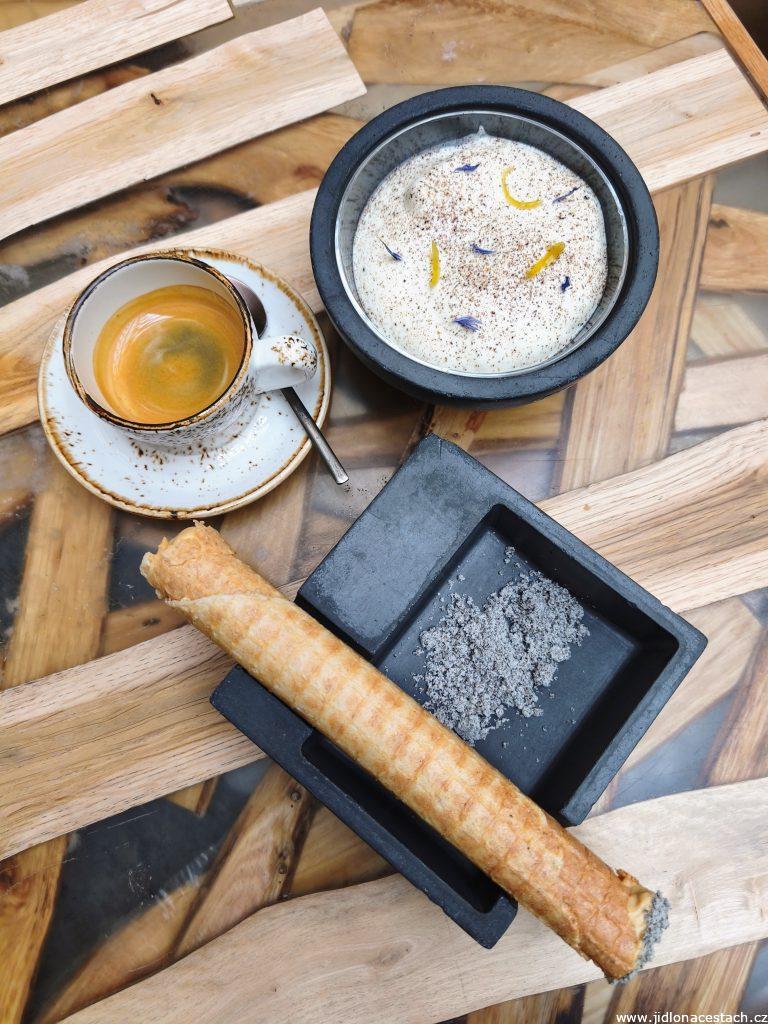 Restaurace 420, à la carte menu, dezert: katowický doutník (260 Kč). Katowická rurka plněná karamelovou šlehačkou, marmeláda z lesních borůvek a bazalky, granita z černého rybízu, kandovaná citronová kůra, espuma ze zakysané smetany a zmrzlina z bílého máku. Restaurace 420, à la carte menu, dezert: katowický doutník (260 Kč). Katowická rurka plněná karamelovou šlehačkou, marmeláda z lesních borůvek a bazalky, granita z černého rybízu, kandovaná citronová kůra, espuma ze zakysané smetany a zmrzlina z bílého máku.