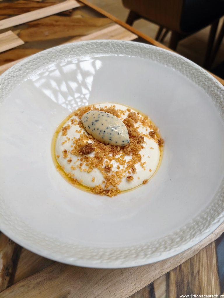 Restaurace 420, obědové menu, dezert: pečené švestky (210 Kč). Karamelizované pečené švestky s tvarohovou pěnou, zmrzlinou z modrého máku a máslovou drobenkou. Restaurace 420, obědové menu, dezert: pečené švestky (210 Kč). Karamelizované pečené švestky s tvarohovou pěnou, zmrzlinou z modrého máku a máslovou drobenkou.