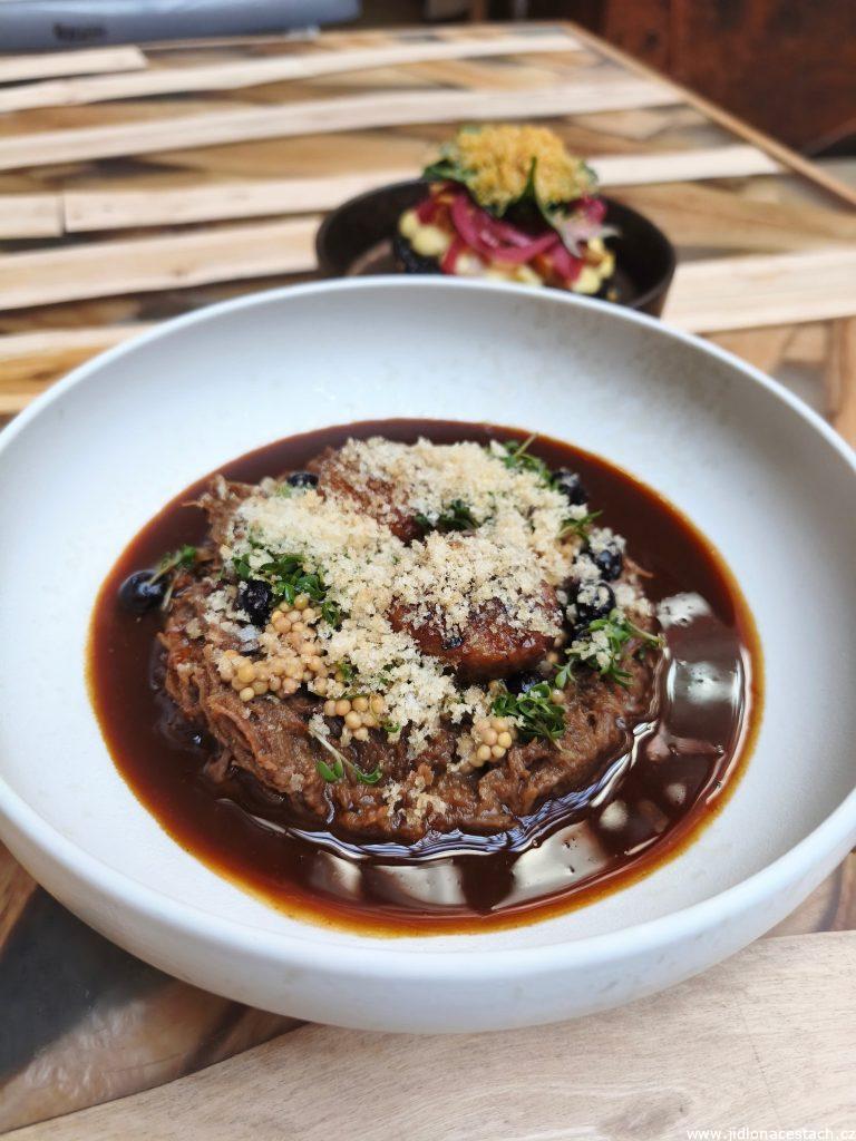 Restaurace 420, à la carte menu, hlavní chod: trhačka s Albuferou (760 Kč). Konfitovaná hovězí plec s pečeným morkem, aronií, hořčicí a Albufera omáčkou. Jako příloha se podává salát z grilovaného portobella, sýrová emulze, nakládané houby s petrželí a červenou cibulí. Restaurace 420, à la carte menu, hlavní chod: trhačka s Albuferou (760 Kč). Konfitovaná hovězí plec s pečeným morkem, aronií, hořčicí a Albufera omáčkou. Jako příloha se podává salát z grilovaného portobella, sýrová emulze, nakládané houby s petrželí a červenou cibulí.