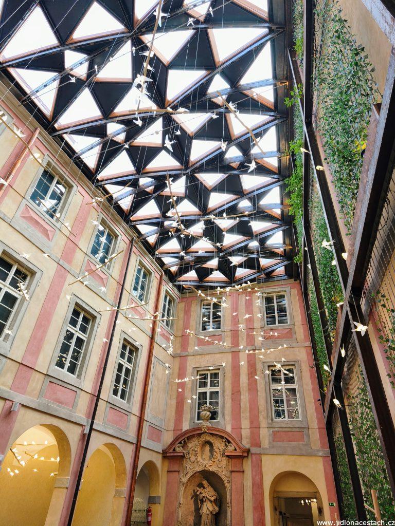 Restaurace 420: hlavní prostory restaurace tvoří zastřešené nádvoří. Pod střechou poletují stovky holubiček. Restaurace 420: hlavní prostory restaurace tvoří zastřešené nádvoří. Pod střechou poletují stovky holubiček.