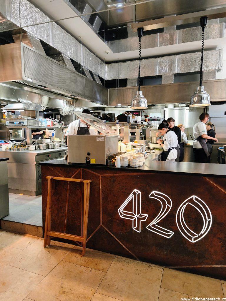 Restaurace 420: otevřená kuchyně, kolem které host prochází při vchodu do restaurace. Restaurace 420: otevřená kuchyně, kolem které host prochází při vchodu do restaurace.